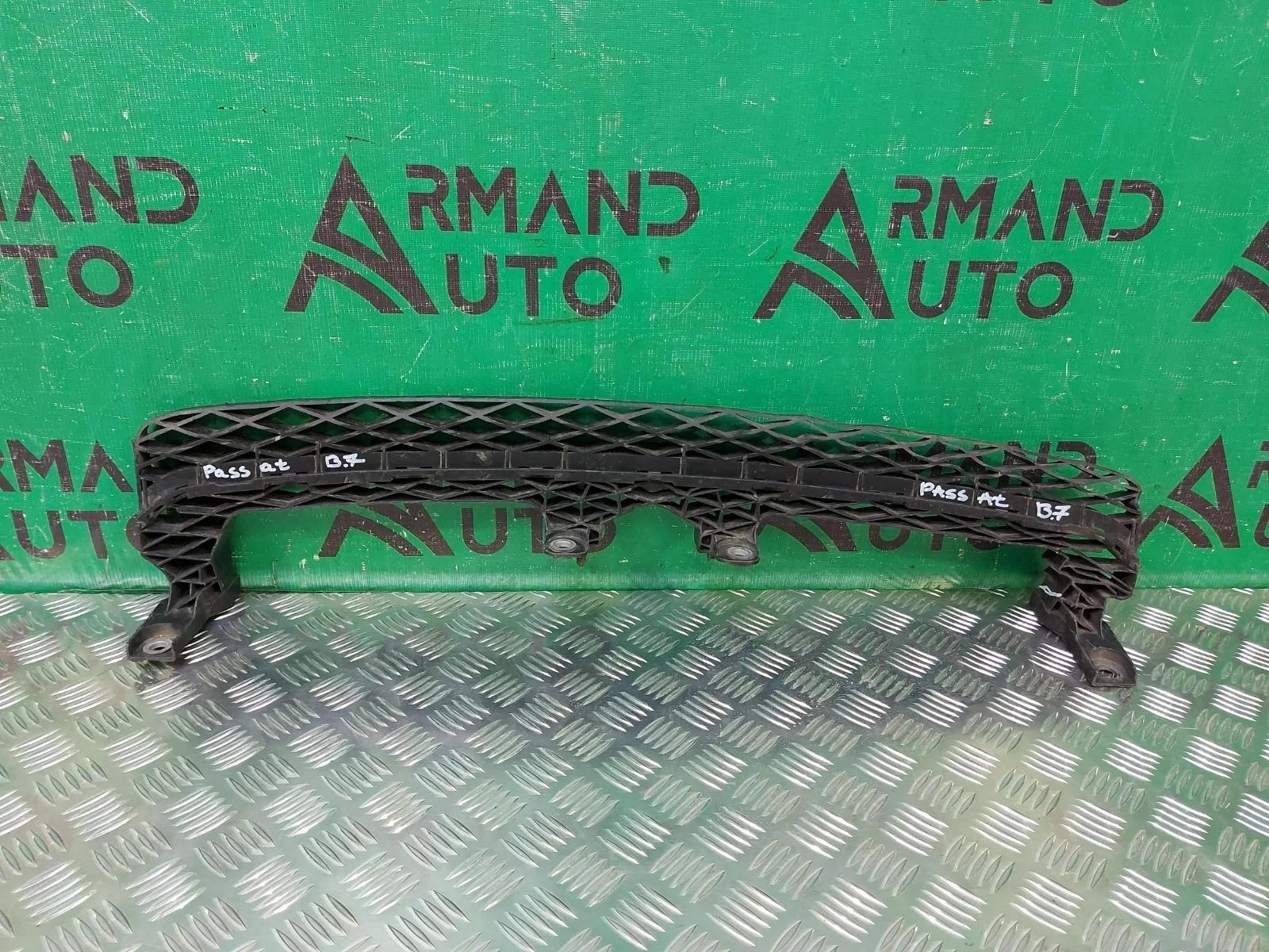Абсорбер бампера Volkswagen Passat 2011-2015 3AA807571 B7, передний