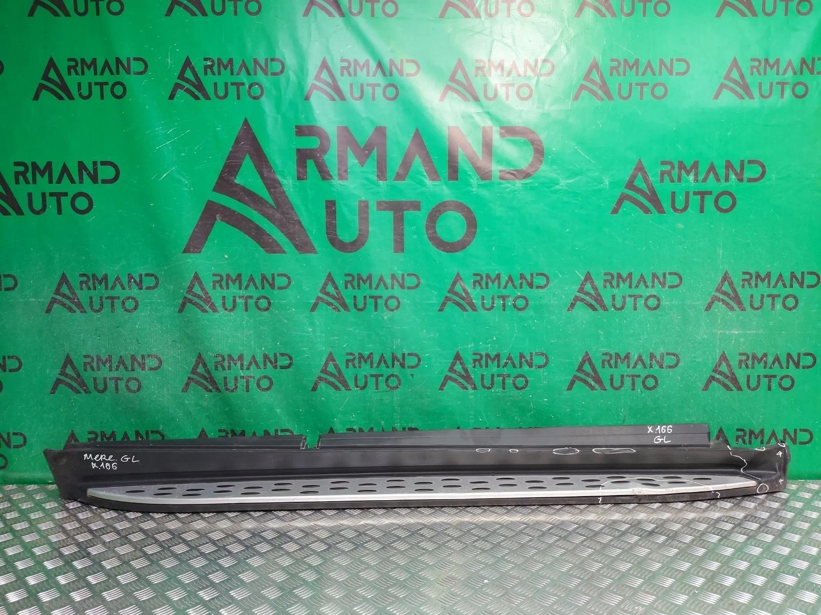 Подножка порога Mercedes M ML GLE-Class 2011-2018 A1666900275 W166, правая