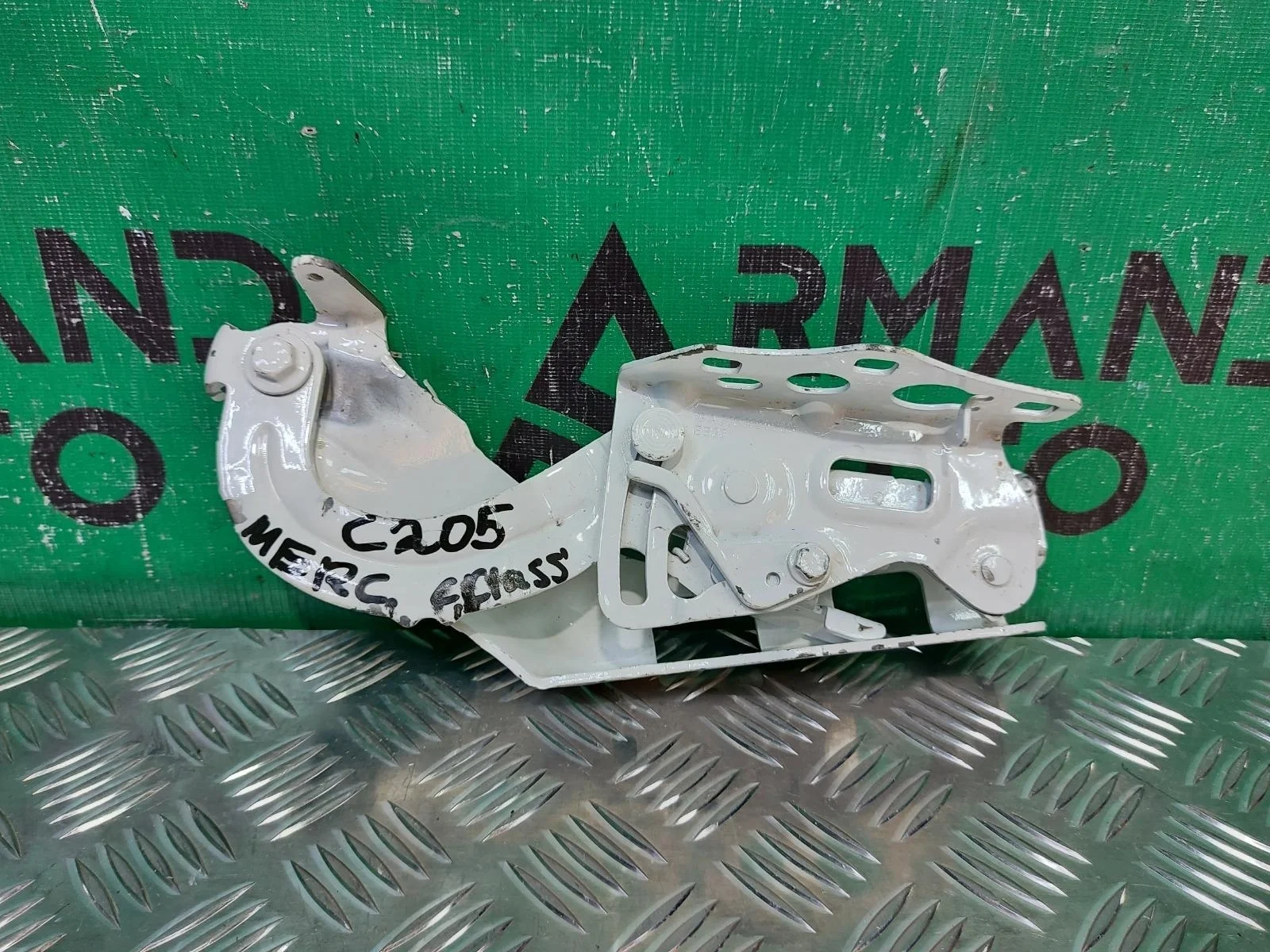 Петля капота Mercedes C-Class 2014-2021 A2058800828 W205, левая