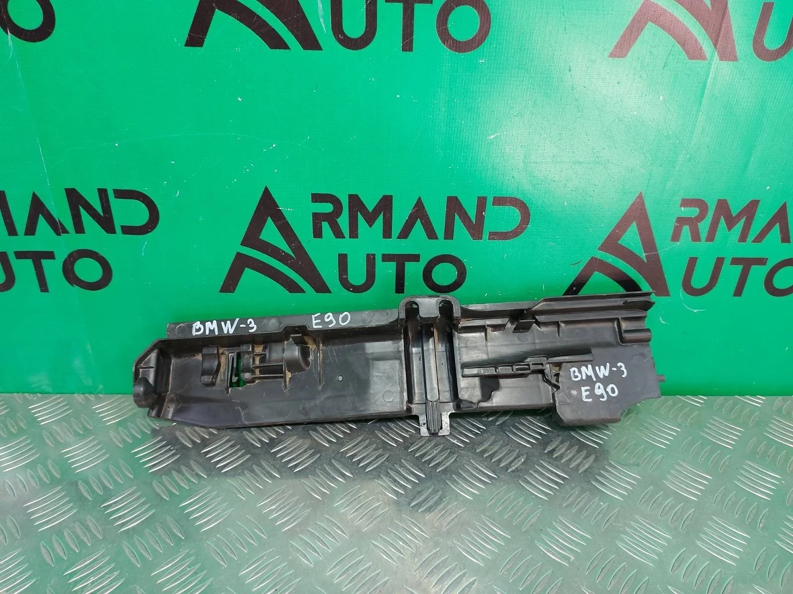 Дефлектор радиатора BMW 3 series 2005-2013 17107524912 E90 E91 E92 E93, левый