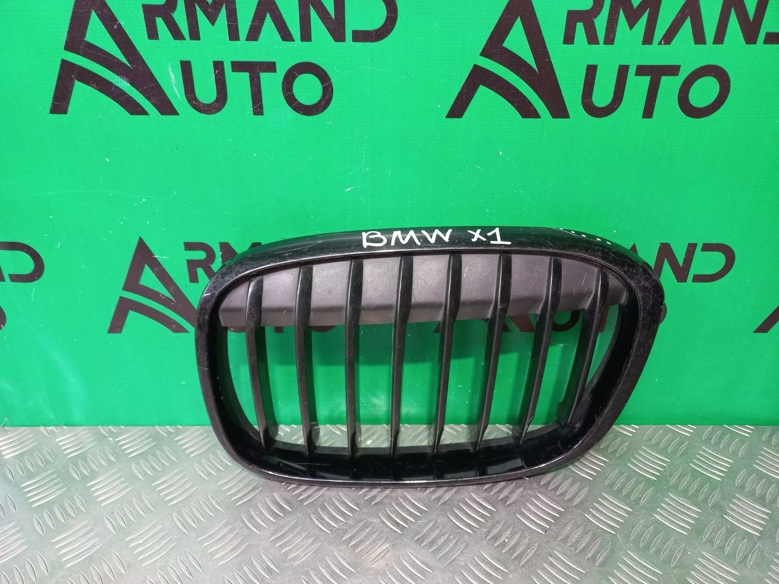 Решетка радиатора BMW X1 2015-2019 51117383363 F48, левая