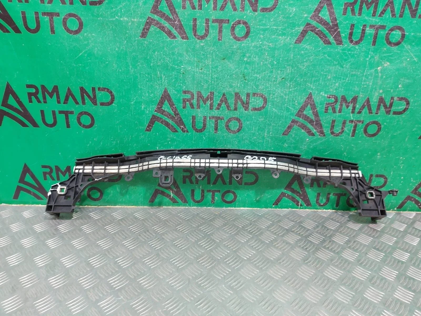 Кронштейн радиатора Mercedes C-Class 2014-2021 A2056204101 W205