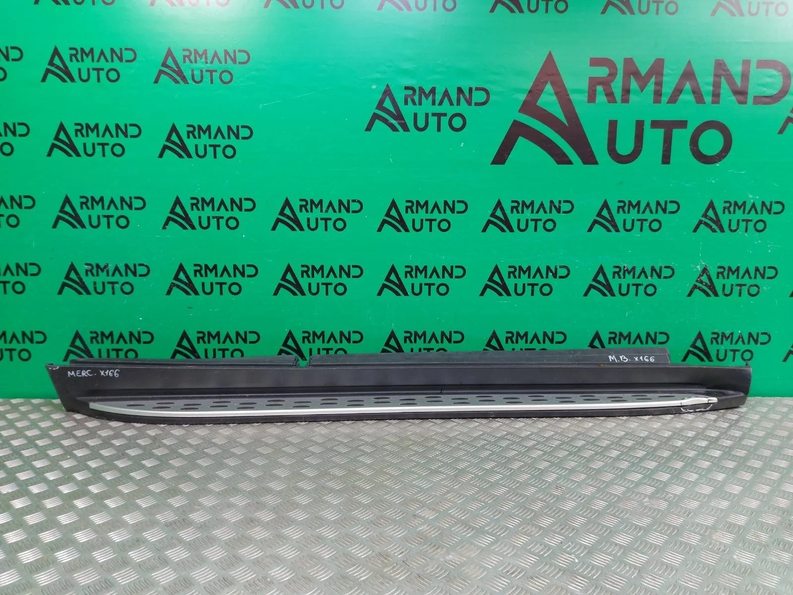 Подножка порога Mercedes M ML GLE-Class 2011-2018 A1666900275 W166, правая