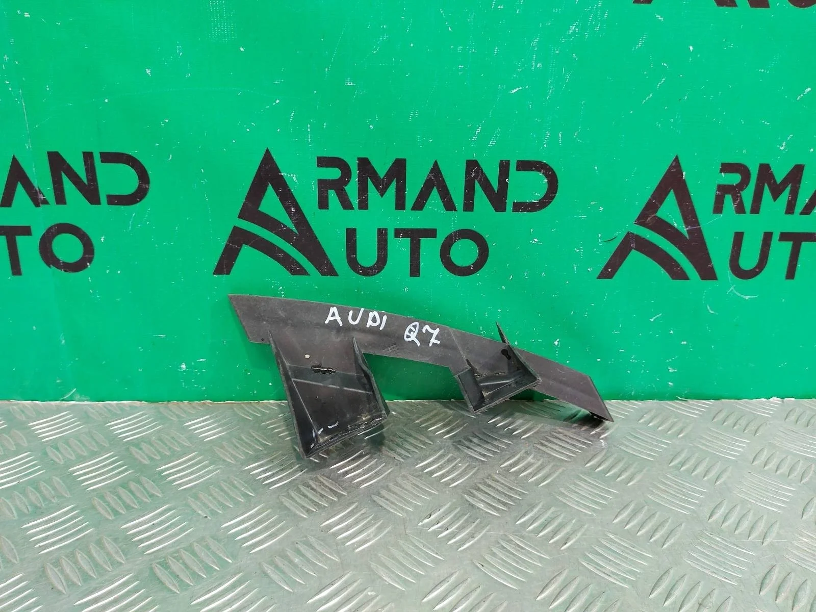 Кронштейн бампера Audi Q7 2005-2015 4L0807333A 1 4L, передний левый