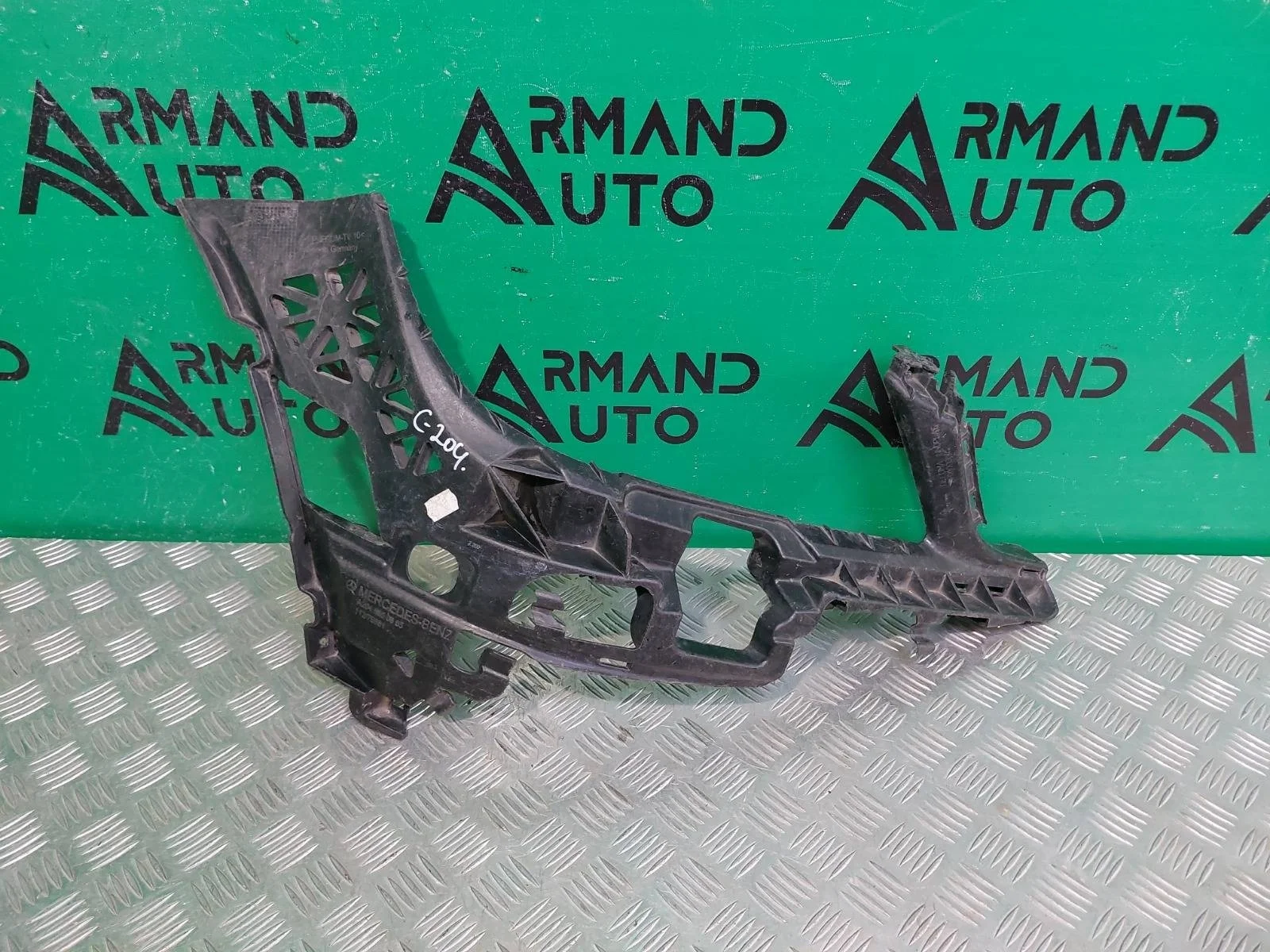 Кронштейн бампера Mercedes C-Class 2006-2011 A2048850865 W204, передний правый