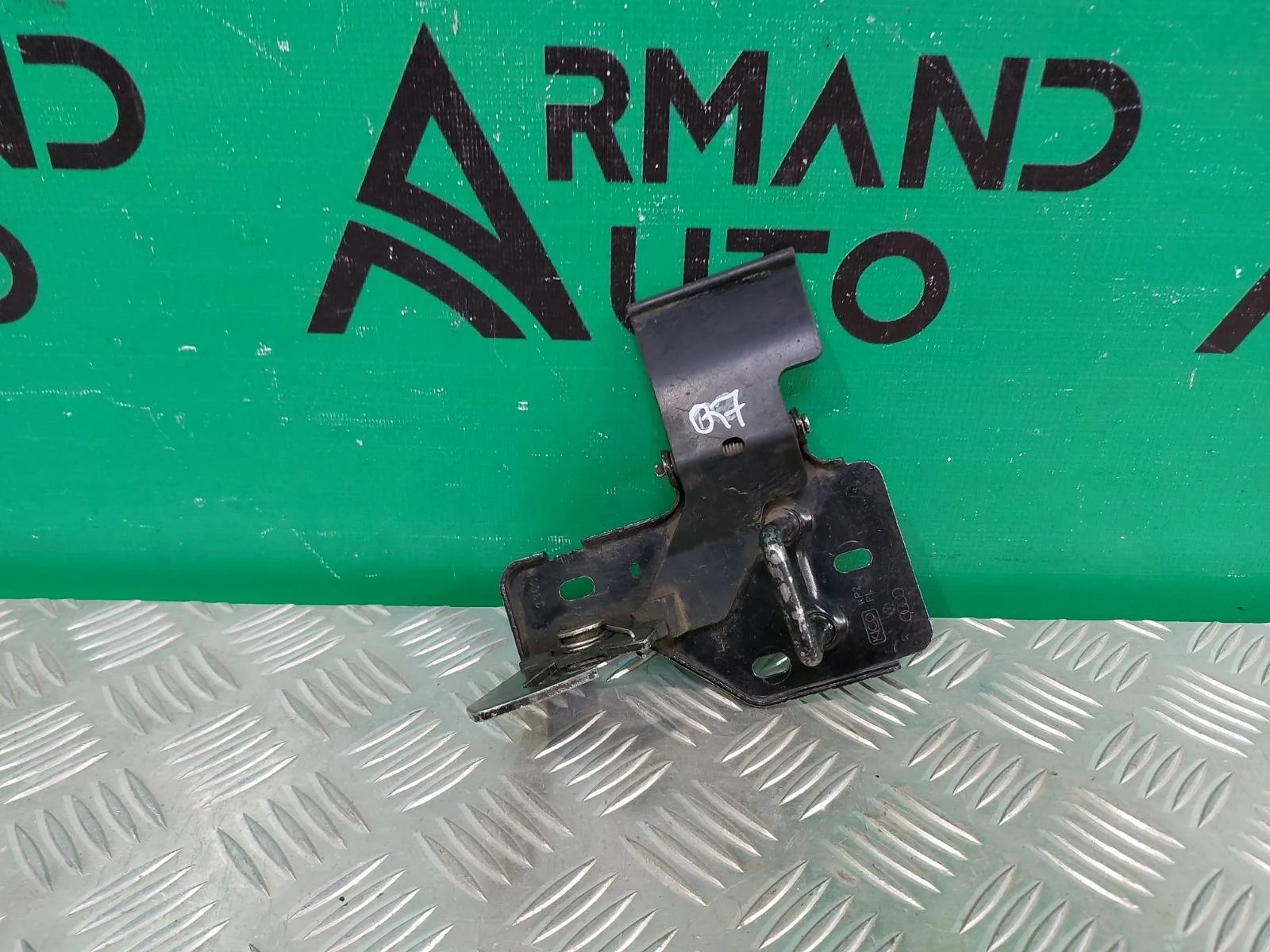 Петля замка капота Audi Q7 2009-2015 4L0823480A 1 4L