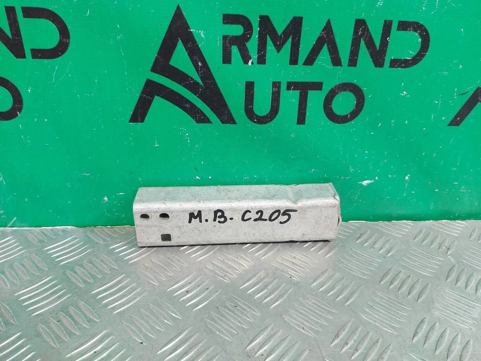 Кронштейн усилителя бампера Mercedes C-Class 2014-2021 A2056203701 W205, передний