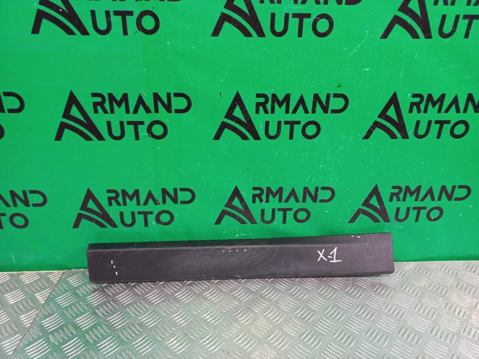 Молдинг двери BMW X1 2015-2022 51137352093 F48, задний левый