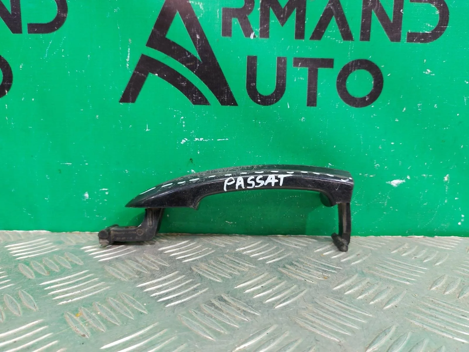 Ручка двери внешняя Volkswagen Passat 2011-2015 3C0837205GRU B7, левая