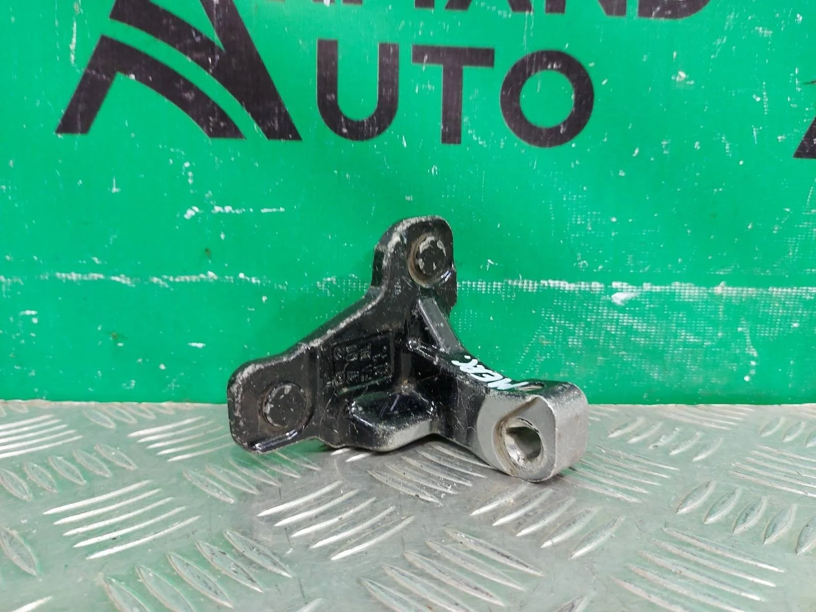 Петля двери нижняя Mercedes C-Class 2014-2021 A2057200337 W205, передняя левая