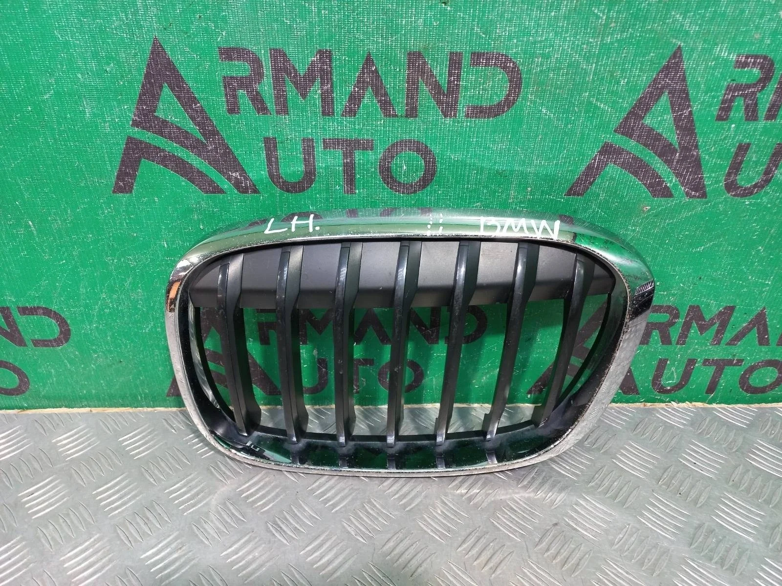 Решетка радиатора BMW X1 2015-2019 51137354823 F48, левая