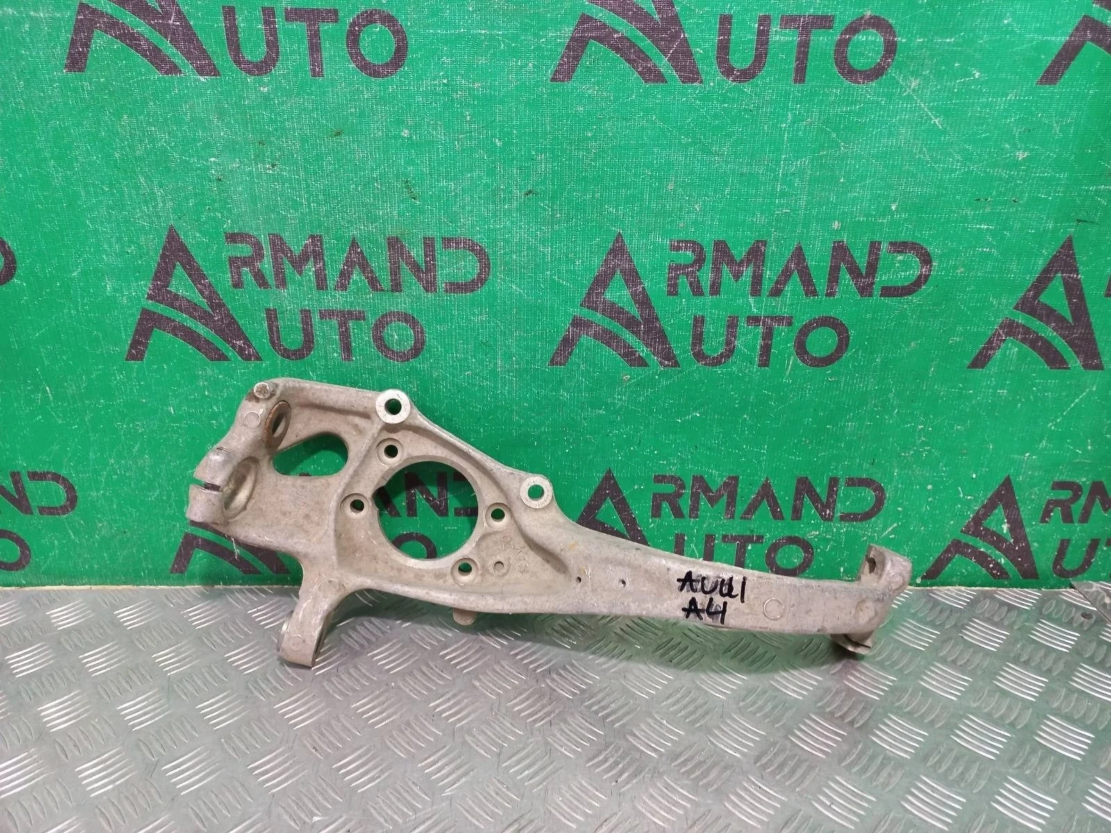 Кулак поворотный Audi Q5 2008-2012 8K0407253T 1 8R, передний левый