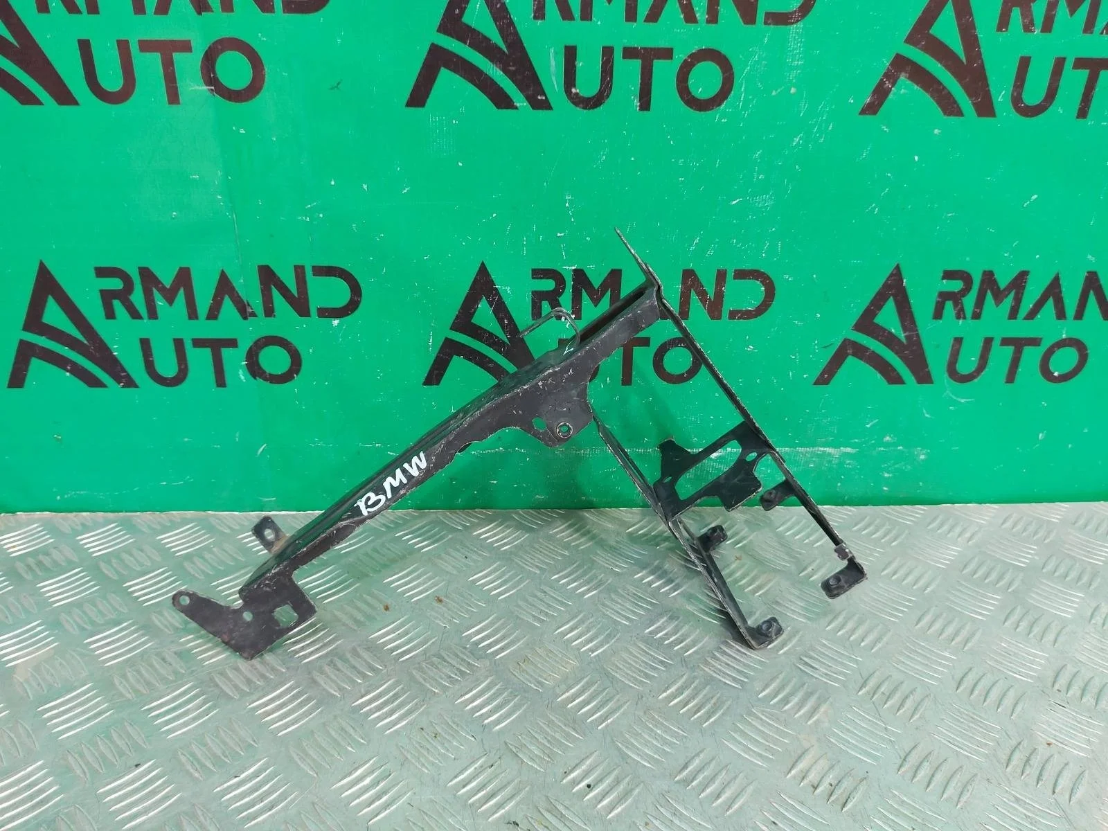 Кронштейн фары BMW 3 series 2011-2020 51647245792 F30 F31, правый