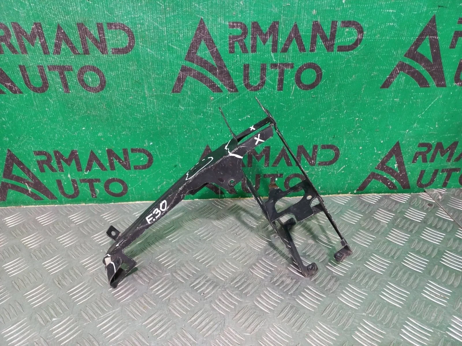 Кронштейн фары BMW 3 series 2011-2020 51647245792 F30 F31, правый