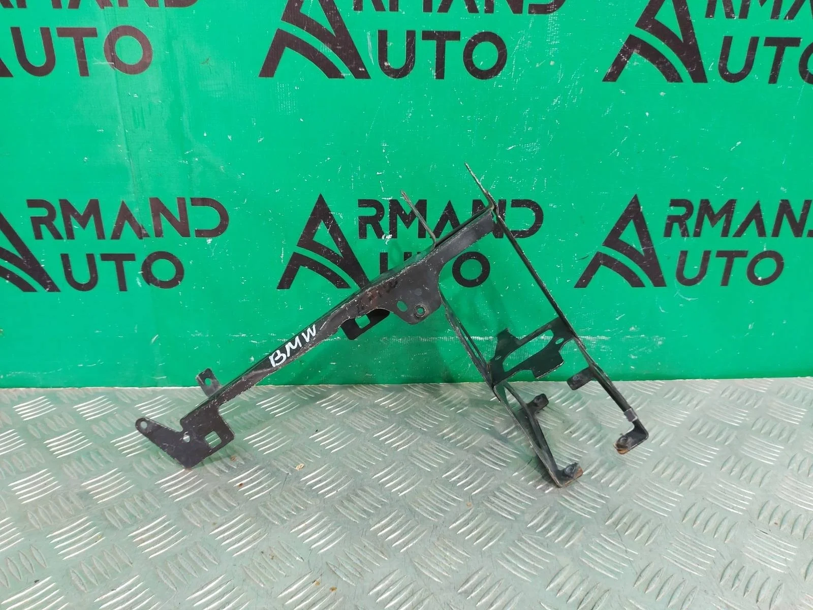 Кронштейн фары BMW 3 series 2011-2020 51647245792 F30 F31, правый