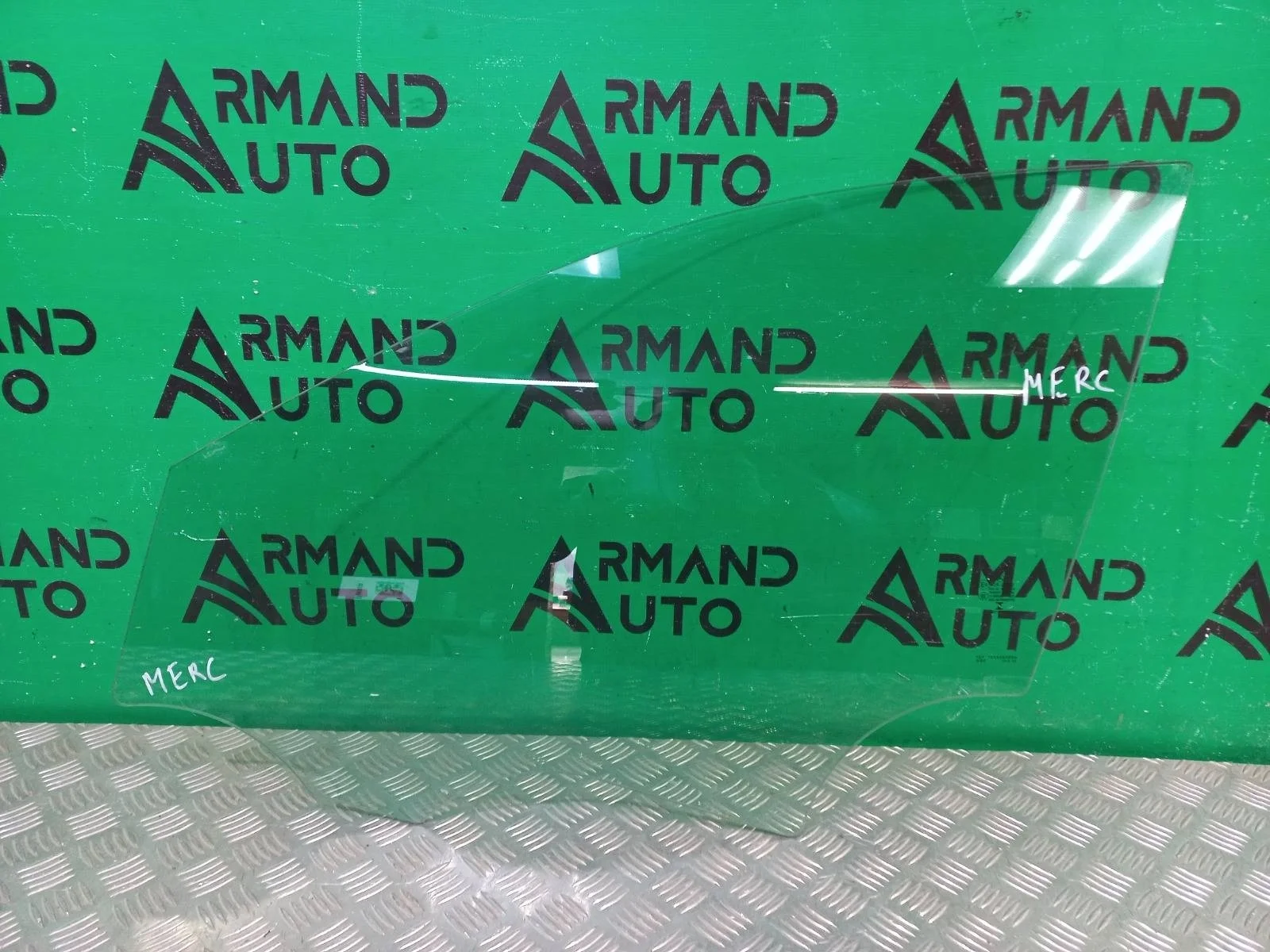 Стекло двери Mercedes C-Class 2014-2021 A2057253700 W205, переднее левое