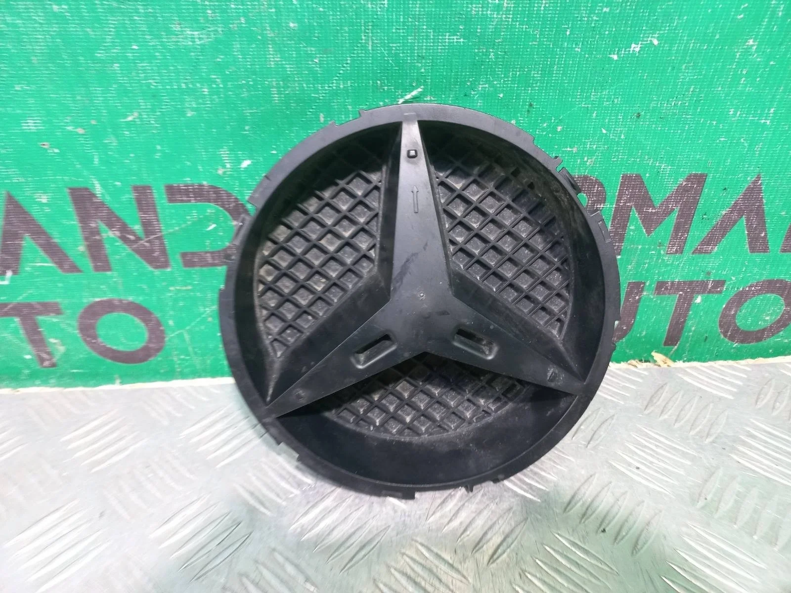 Кронштейн эмблемы Mercedes C-Class 2014-2018 A0008880060 W205, передний