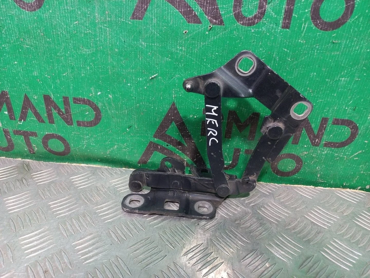 Петля капота Mercedes M ML GLE-Class 2011-2018 A1668800028 W166, левая
