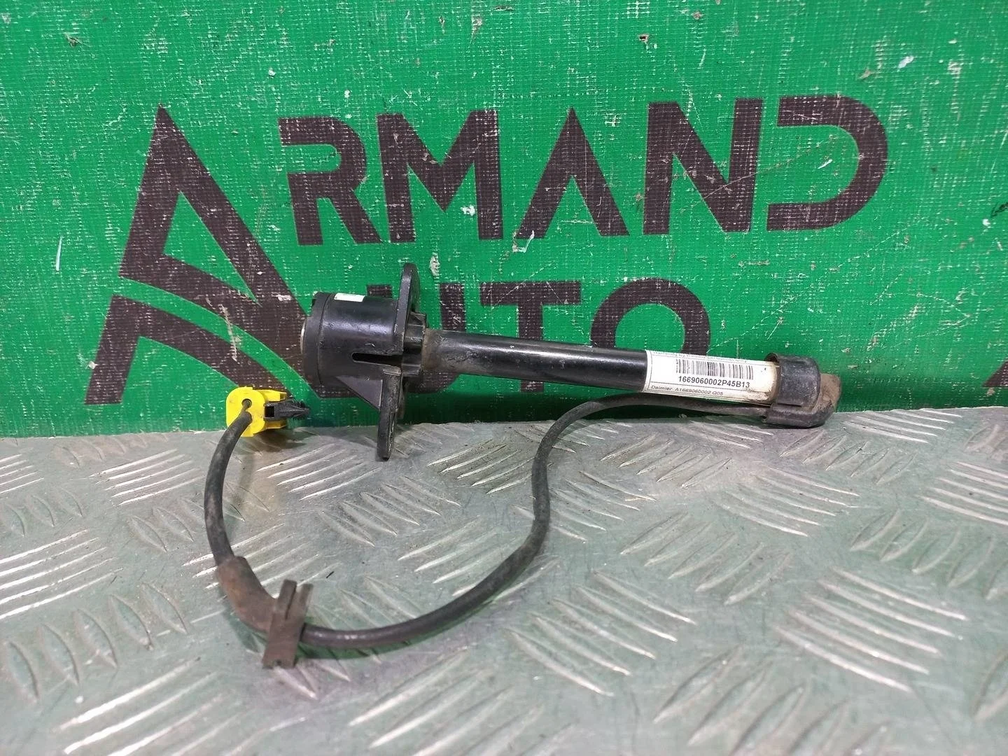 Пиропатрон капота Mercedes M ML GLE-Class 2011-2018 A1669060002 W166