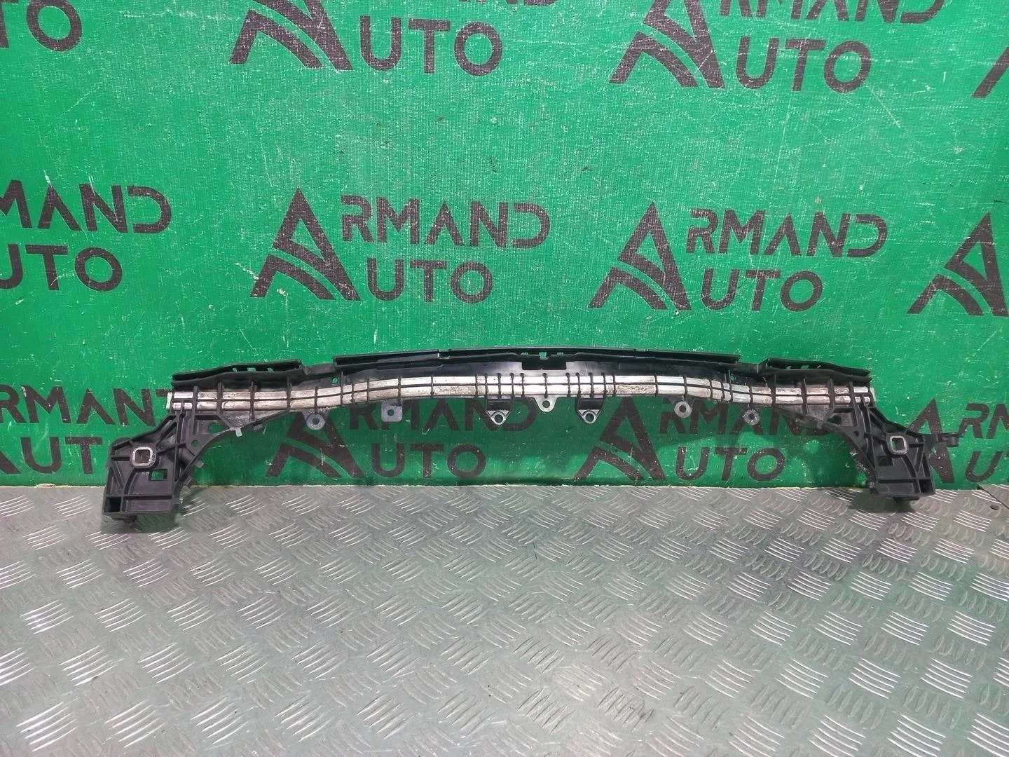 Кронштейн радиатора Mercedes C-Class 2014-2021 A2056204101 W205