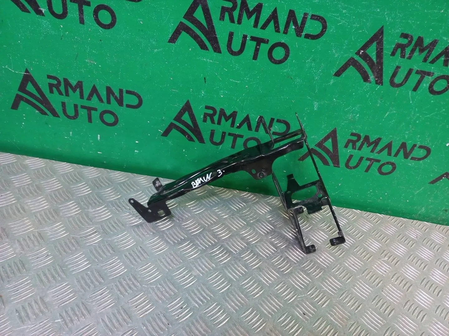Кронштейн фары BMW 3 series 2011-2020 51647245792 F30 F31, правый