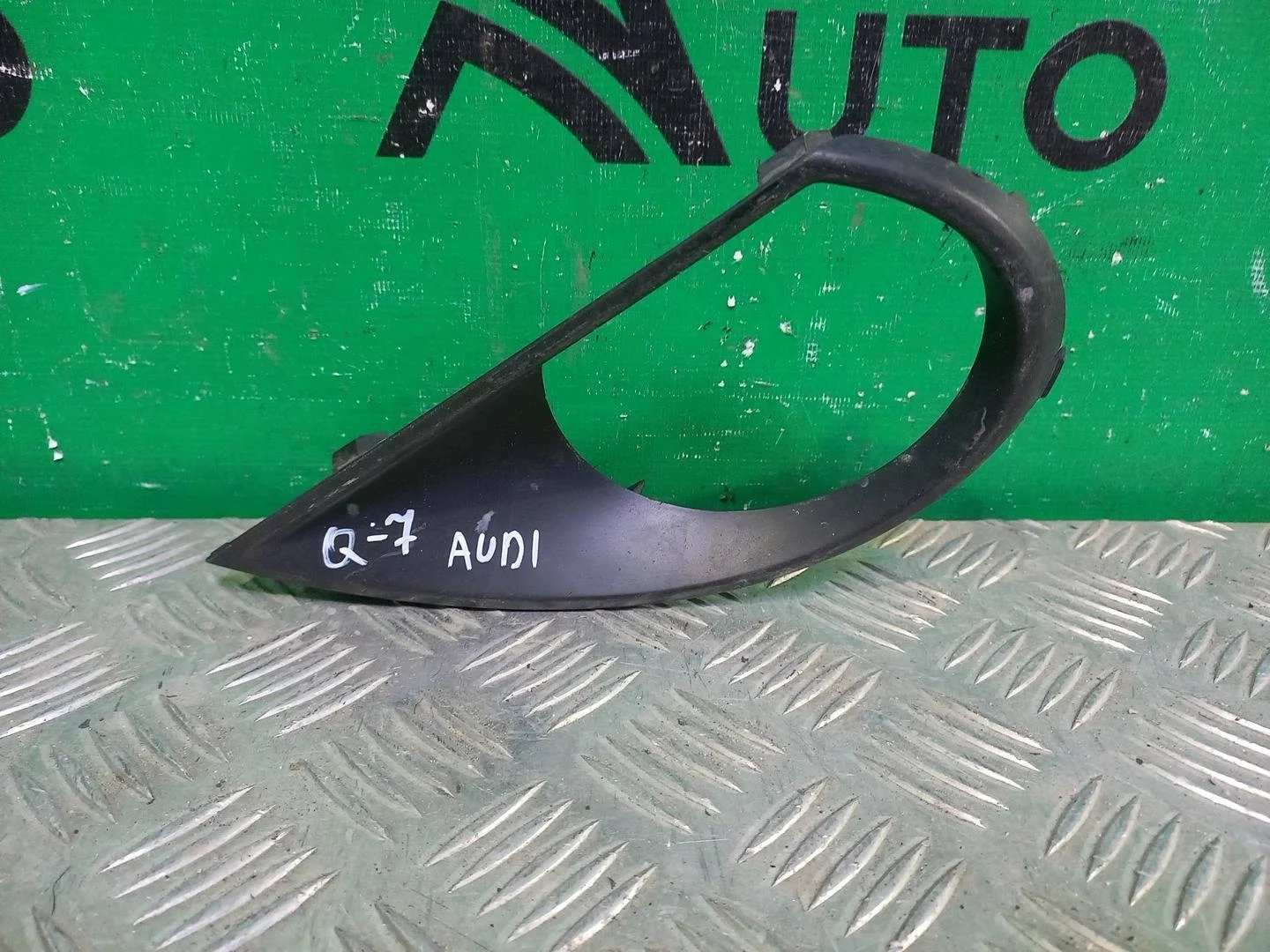 Накладка окантовки птф Audi Q7 2009-2015 4L0807489A 1 4L, левая