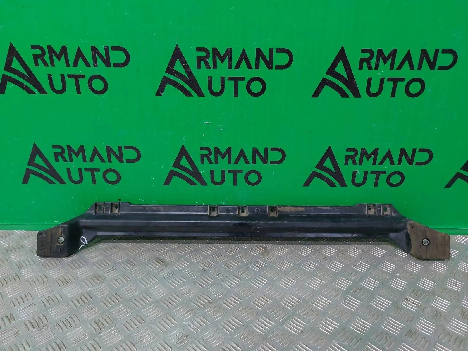Кронштейн радиатора нижний Volkswagen Touareg 2010-2018 7P0805551 2