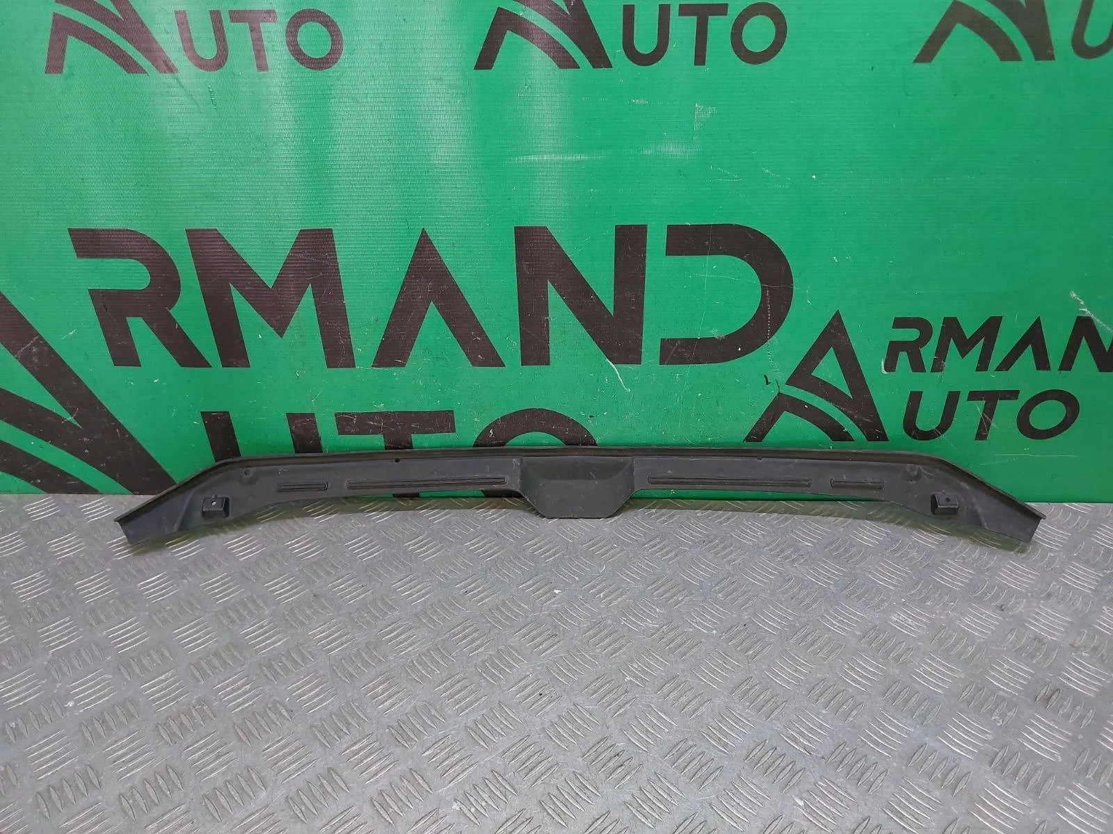 Уплотнитель капота Audi A4 2015-2025 8W0823124 5 B9