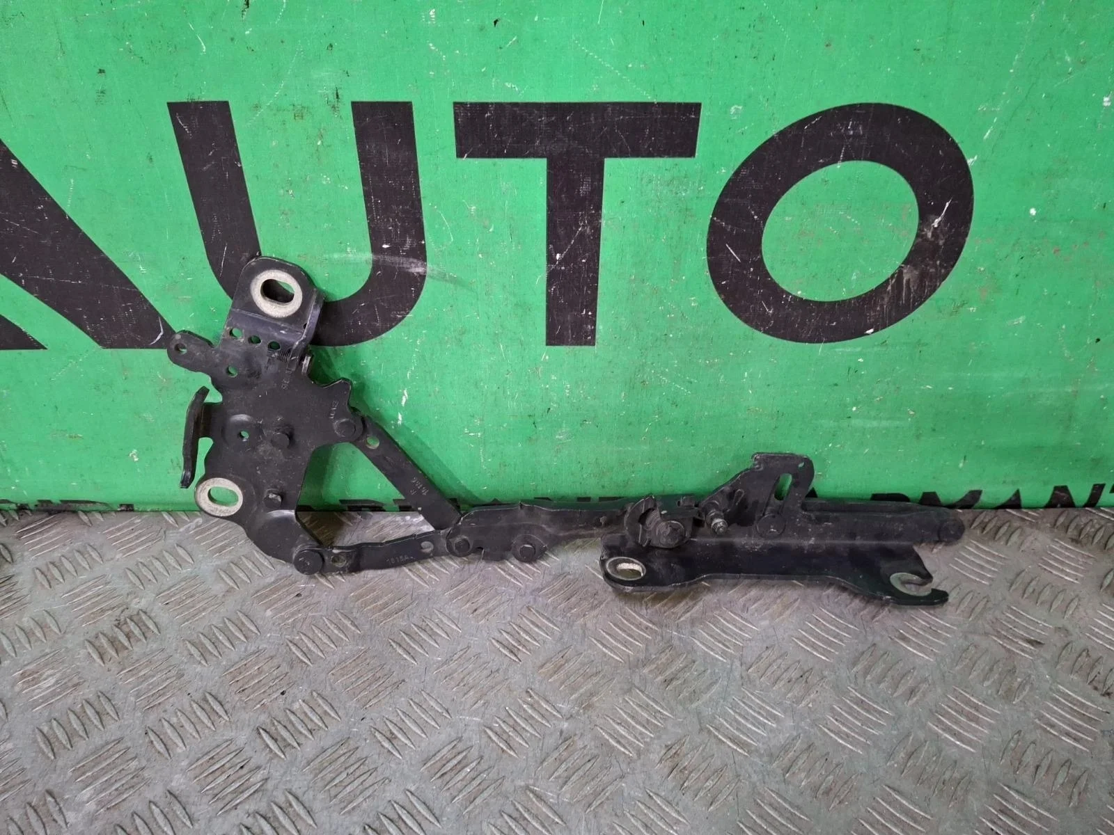 Петля капота BMW 1 series 2011-2019 41617286344 F20 F21, правая