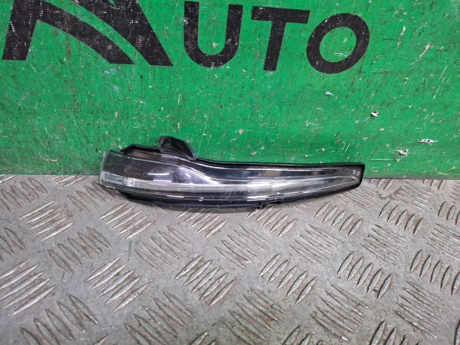 Повторитель поворота на зеркало Mercedes C-Class 2014-2021 A0999067201 W205, правый