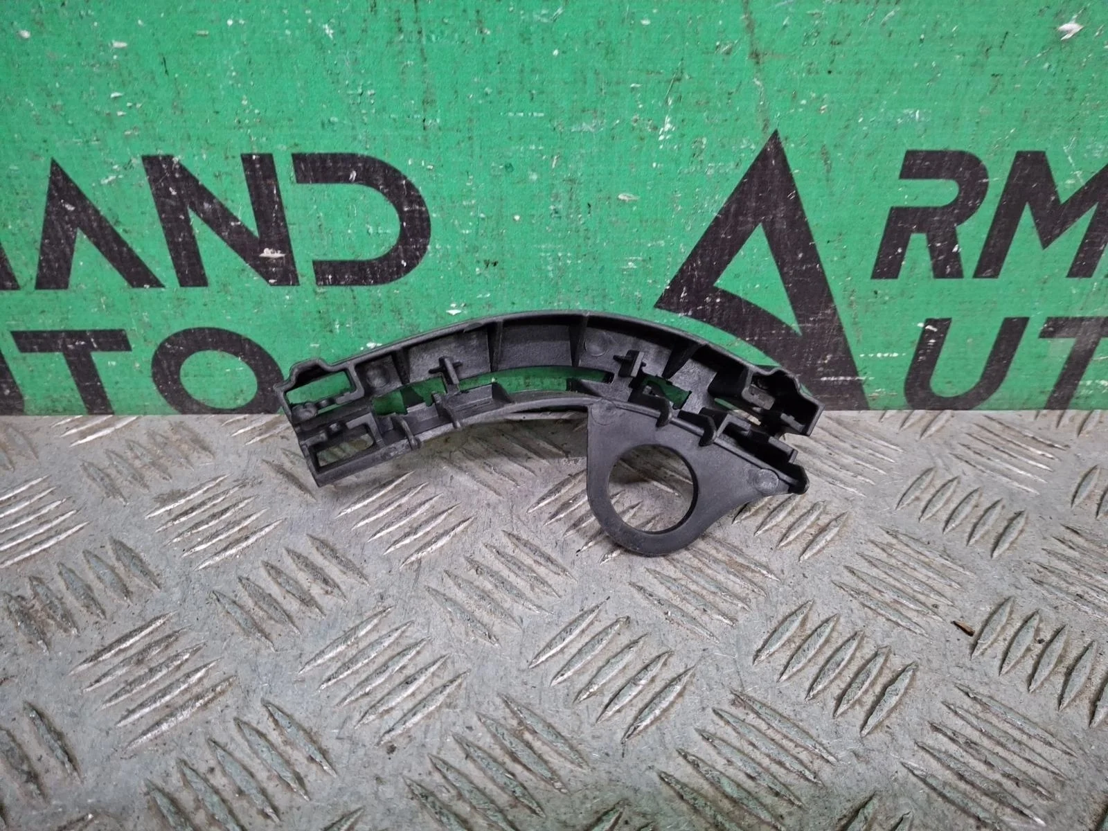 Кронштейн бампера центральный BMW X5 2006-2010 51117165472 E70, передний правый