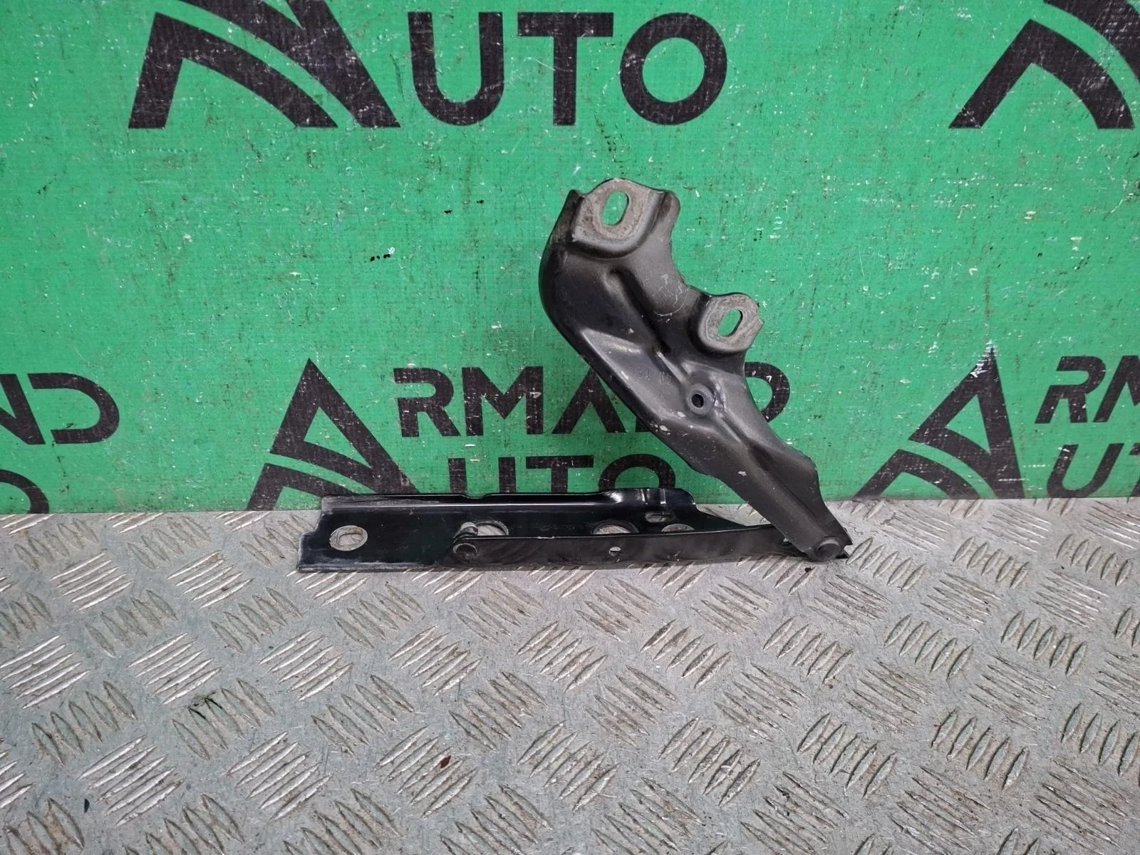 Петля капота Audi A6 2011-2018 4G8823302E 4 C7, правая
