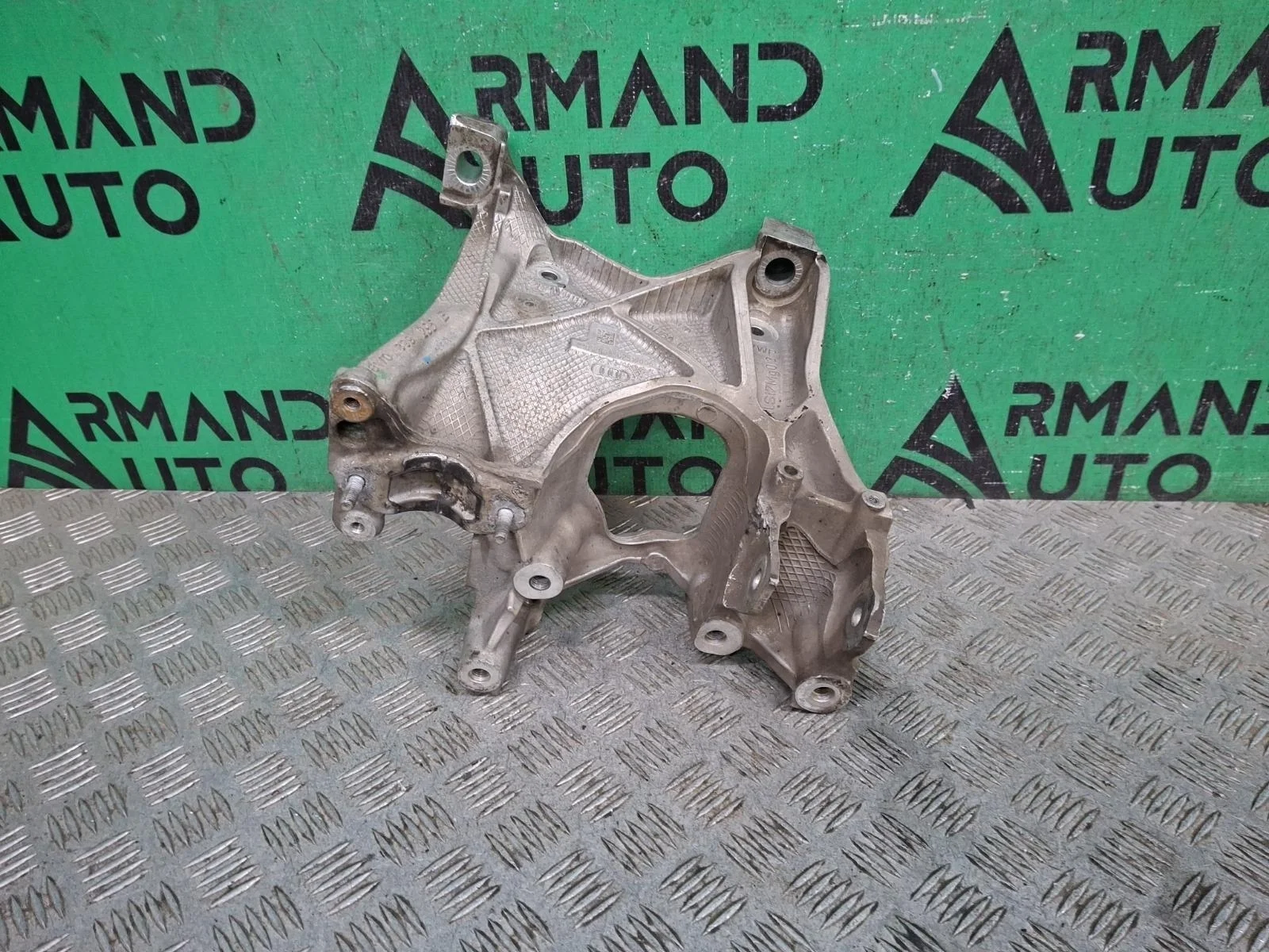 Кронштейн двигателя Audi A4 2015-2025 8W0399295E 5 B9, левый