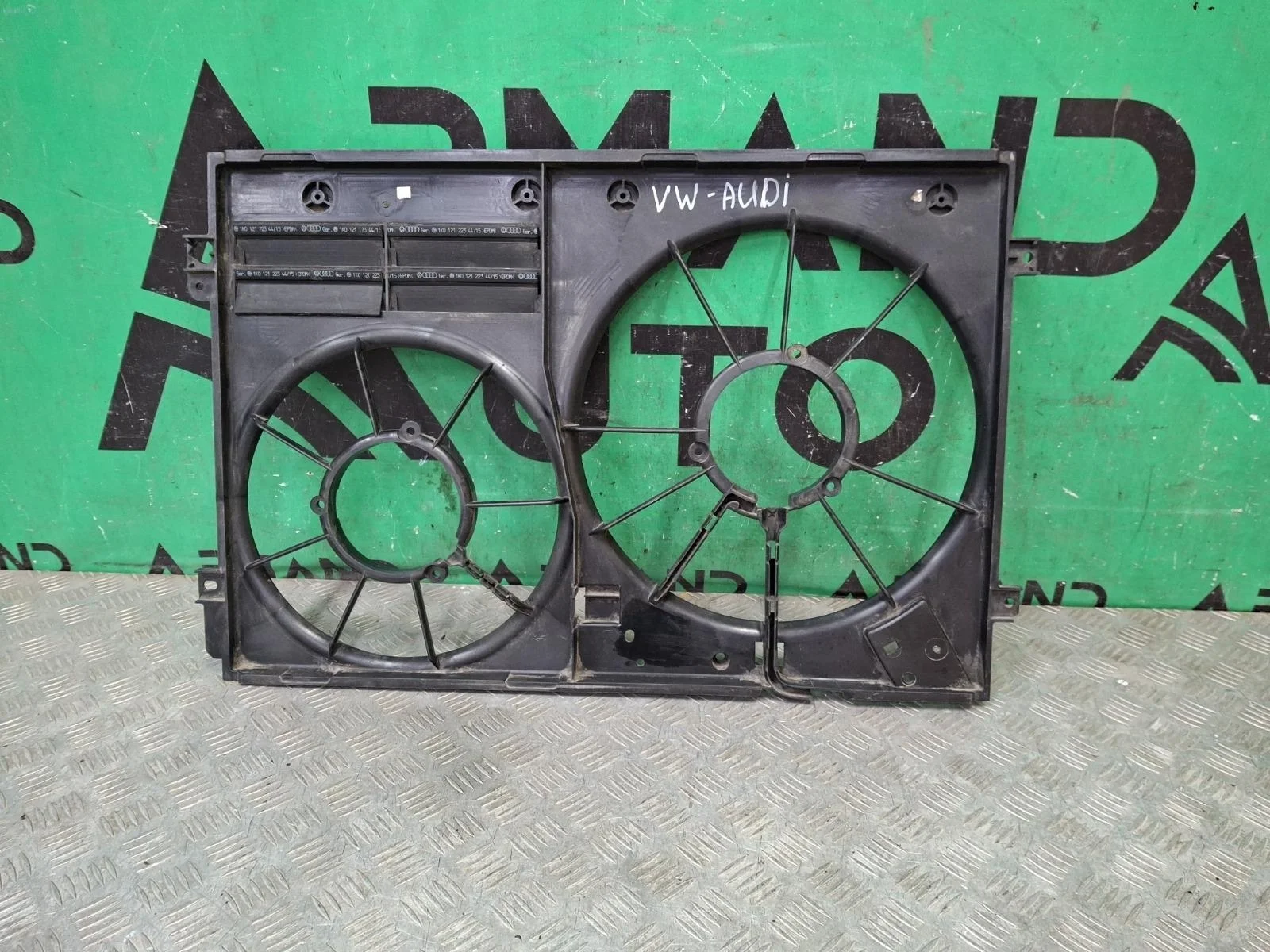 Диффузор вентилятора Volkswagen Tiguan 2011-2018 1K0121205AJ 1