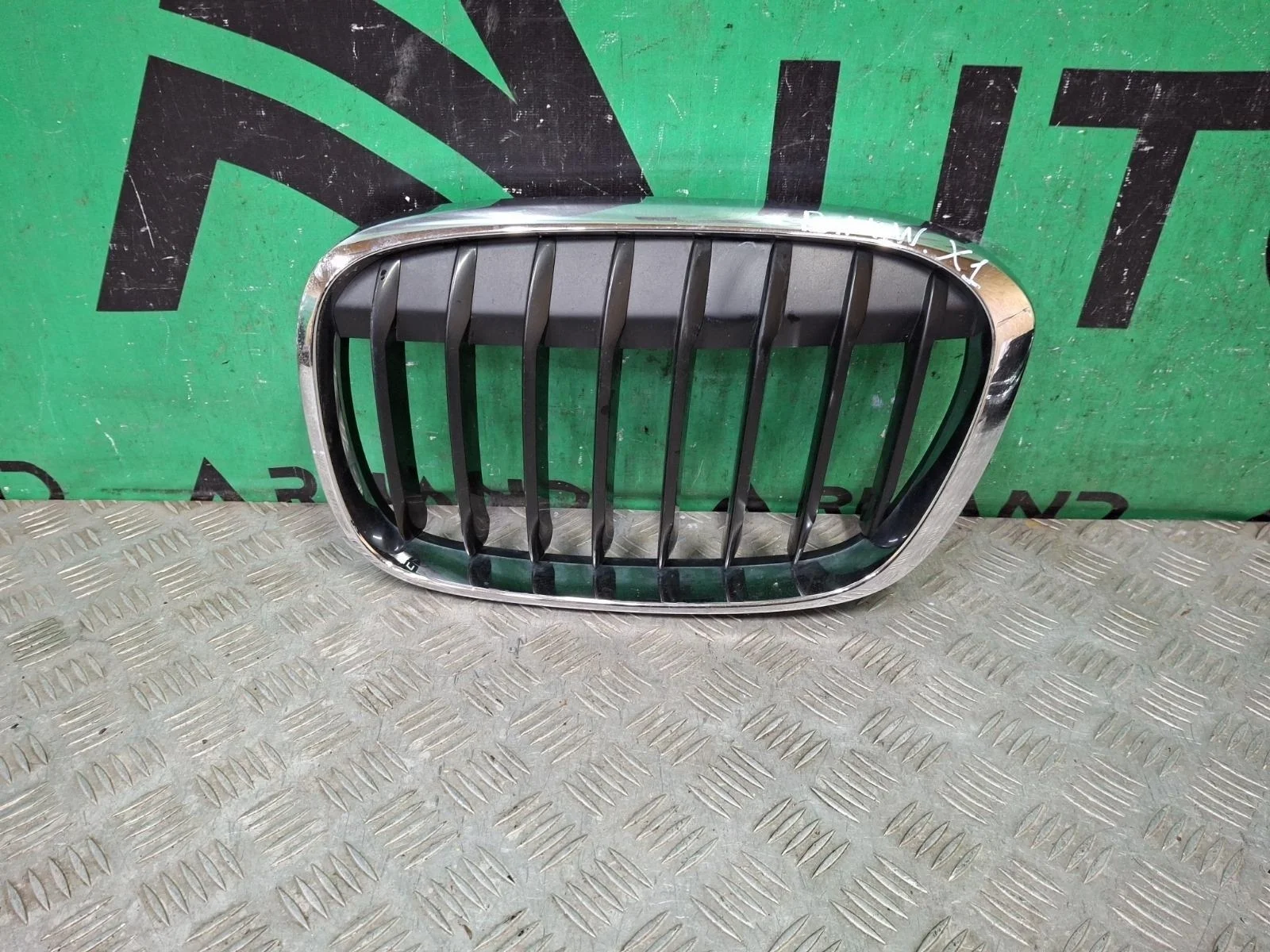 Решетка радиатора BMW X1 2015-2019 51117383363 F48, левая