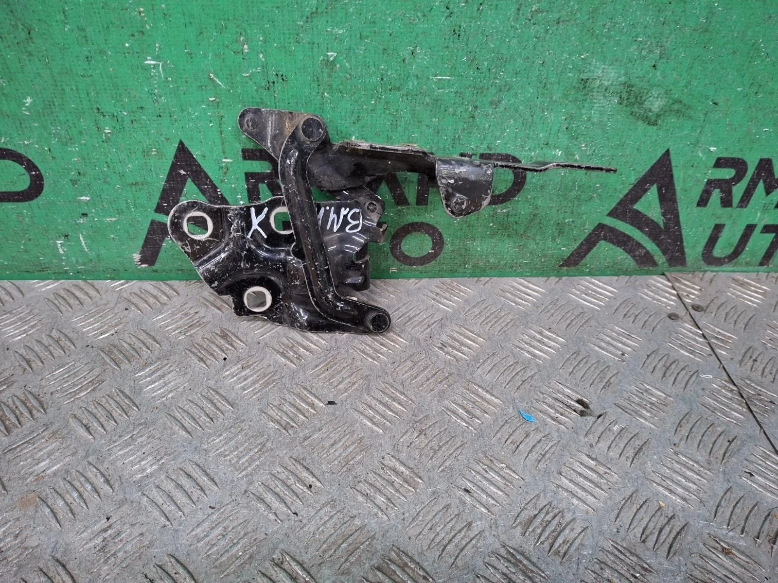 Петля капота BMW X3 2010-2017 41617262875 F25, левая