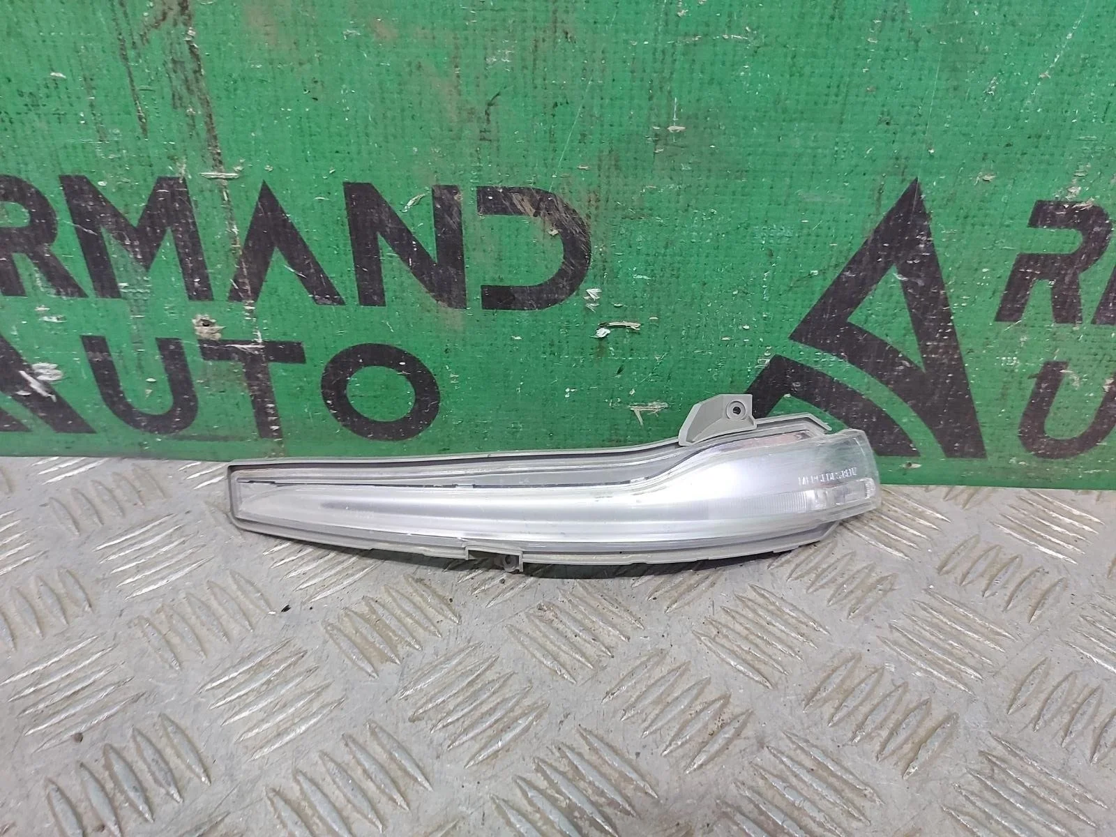 Повторитель поворота на зеркало Mercedes C-Class 2014-2021 A0999067101 W205, левый