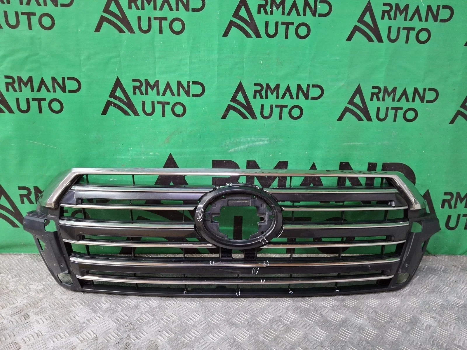Решетка радиатора Toyota Land Cruiser 2015-2021 PZ32760111 200