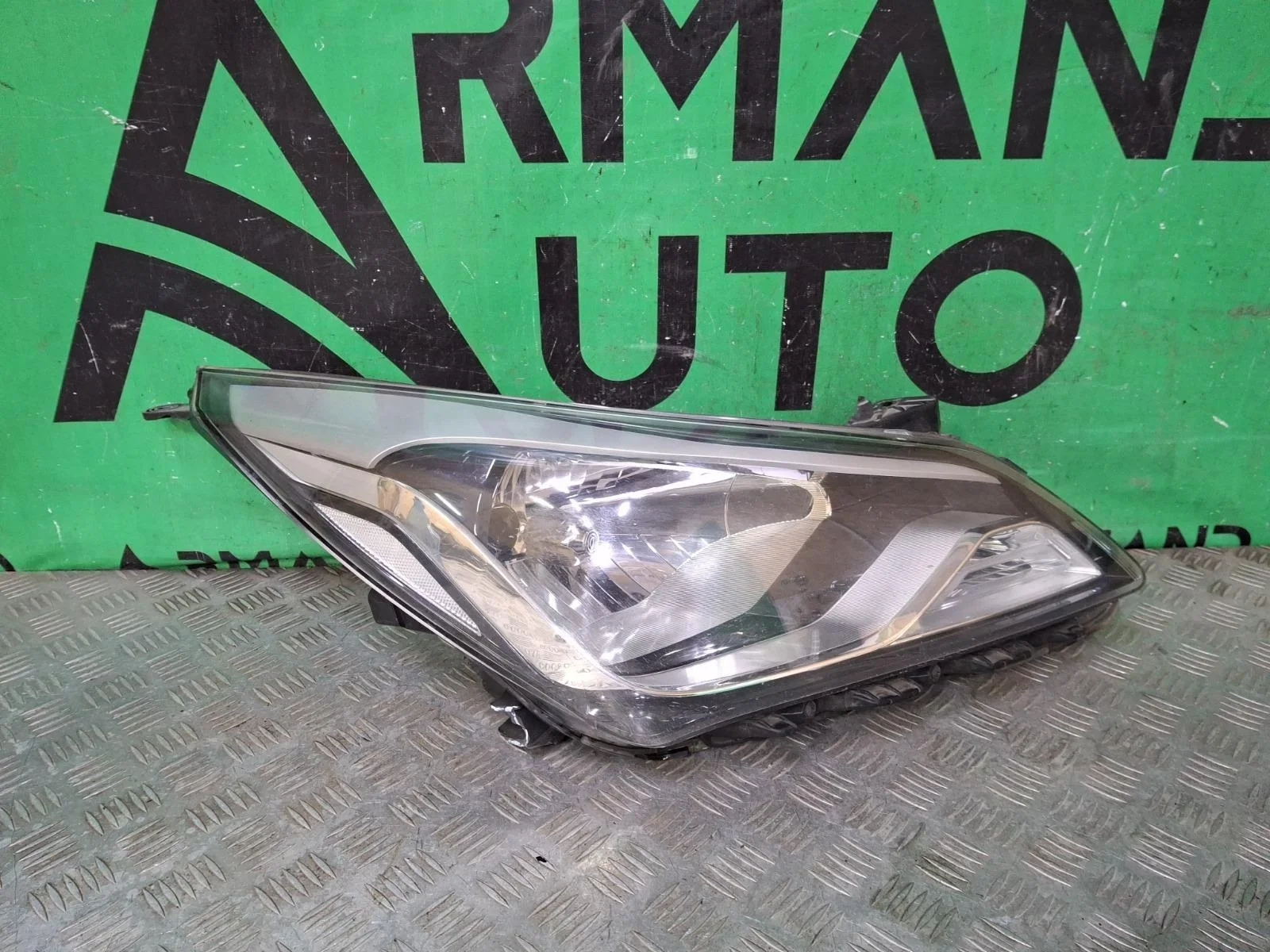 Фара Hyundai Solaris 2014-2017 921024L600 1, правая