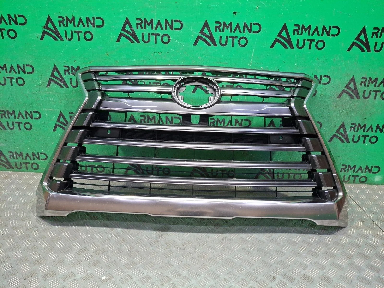 Решетка радиатора Lexus LX 2015-2023 5310160570 3 URJ200