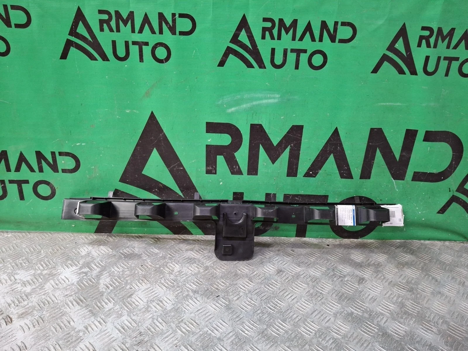 Кронштейн бампера центральный Ford Focus 2011-2019 1748858 3, задний