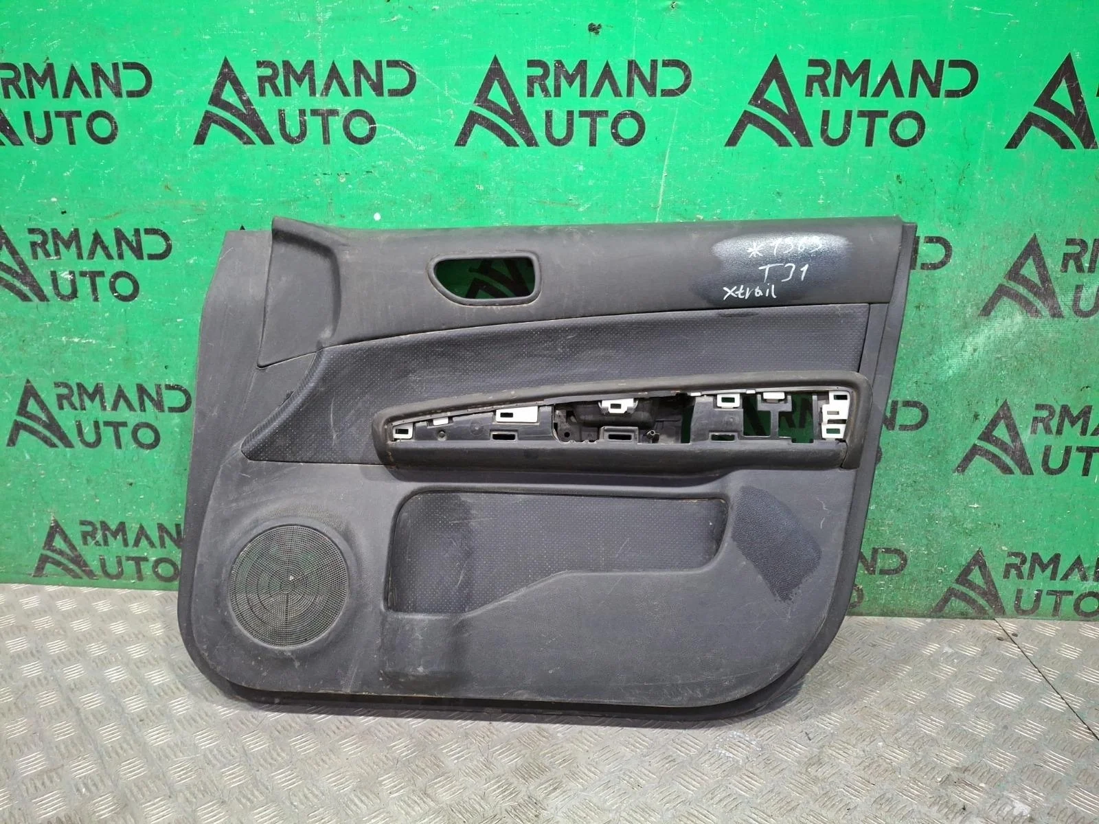 Обшивка двери Nissan X-Trail 2010-2015 80900JH14C 2 T31, передняя правая