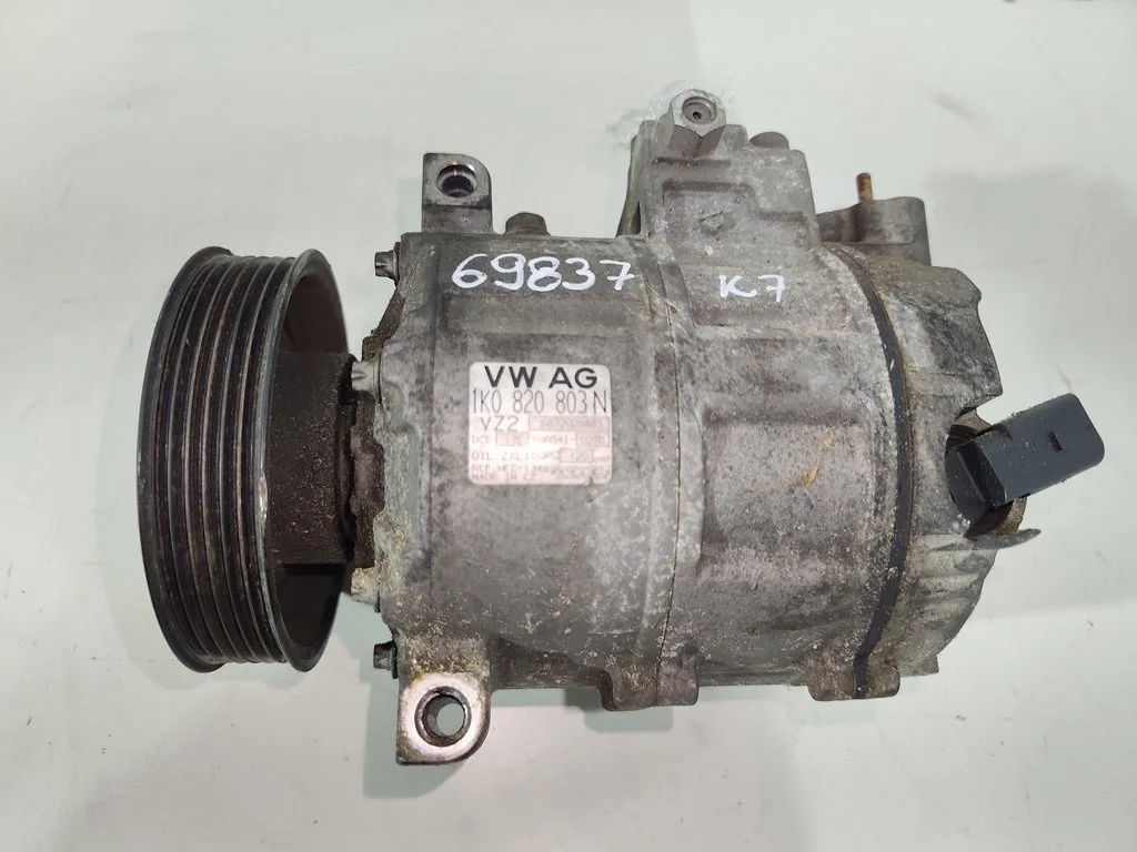 Компрессор кондиционера 1K0820803N  2.0 FSI Volks
