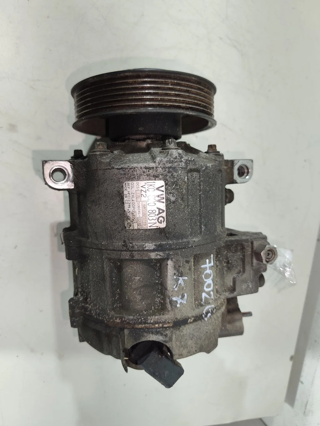 Компрессор кондиционера 1K0820803N  2.0 FSI Volks