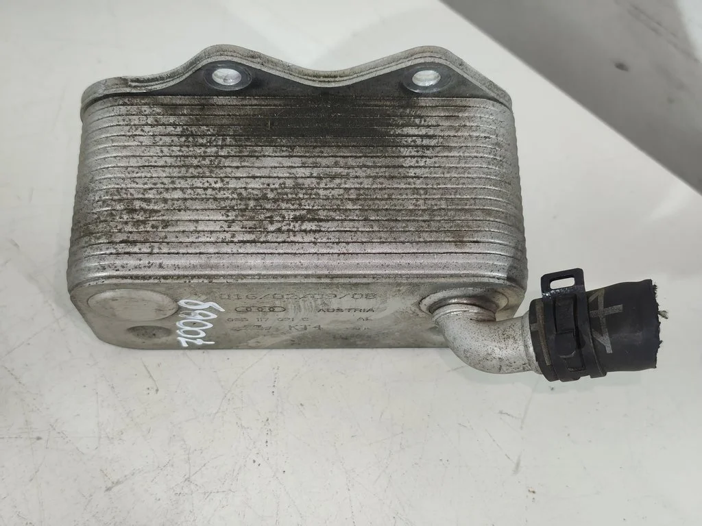 Радиатор масляный 06D117021C  2.0 FSI Audi