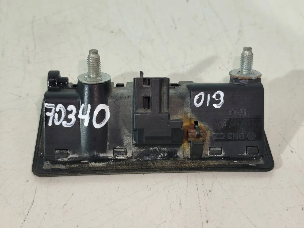 Кнопка открытия багажника 5N0827335B    Volkswagen
