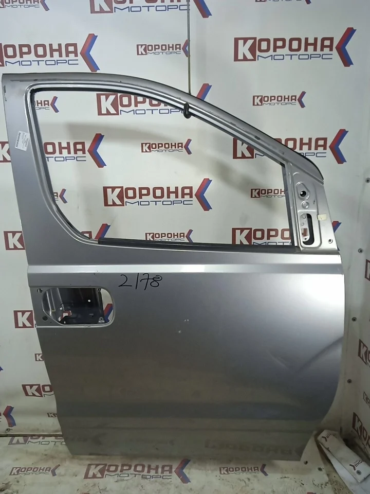 Дверь передняя правая (не под накладки) Б/У Мелкие потёртости