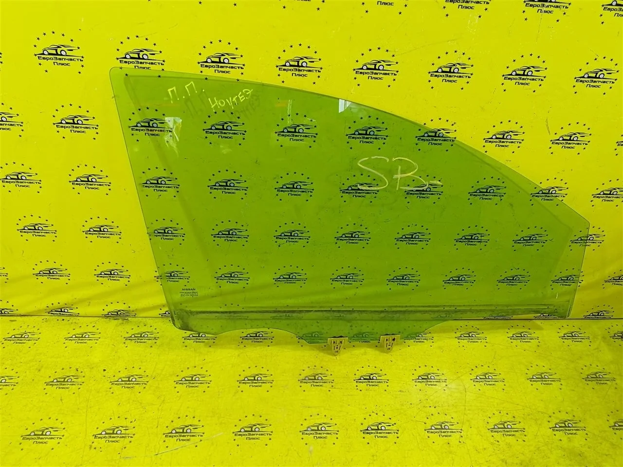 Стекло двери Nissan Note 803009U000 E11, переднее правое