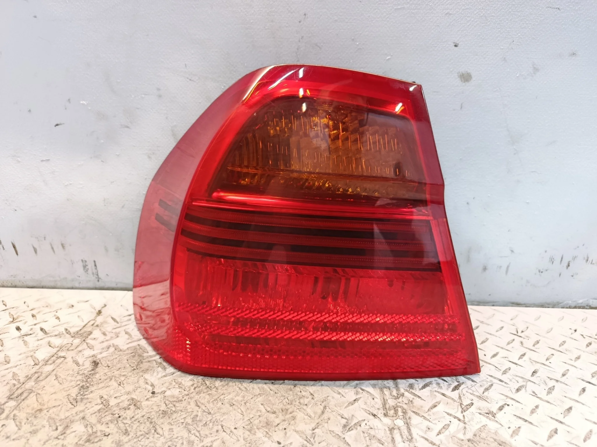 ФОНАРЬ BMW ЛЕВЫЙ 63216937457  KB1822