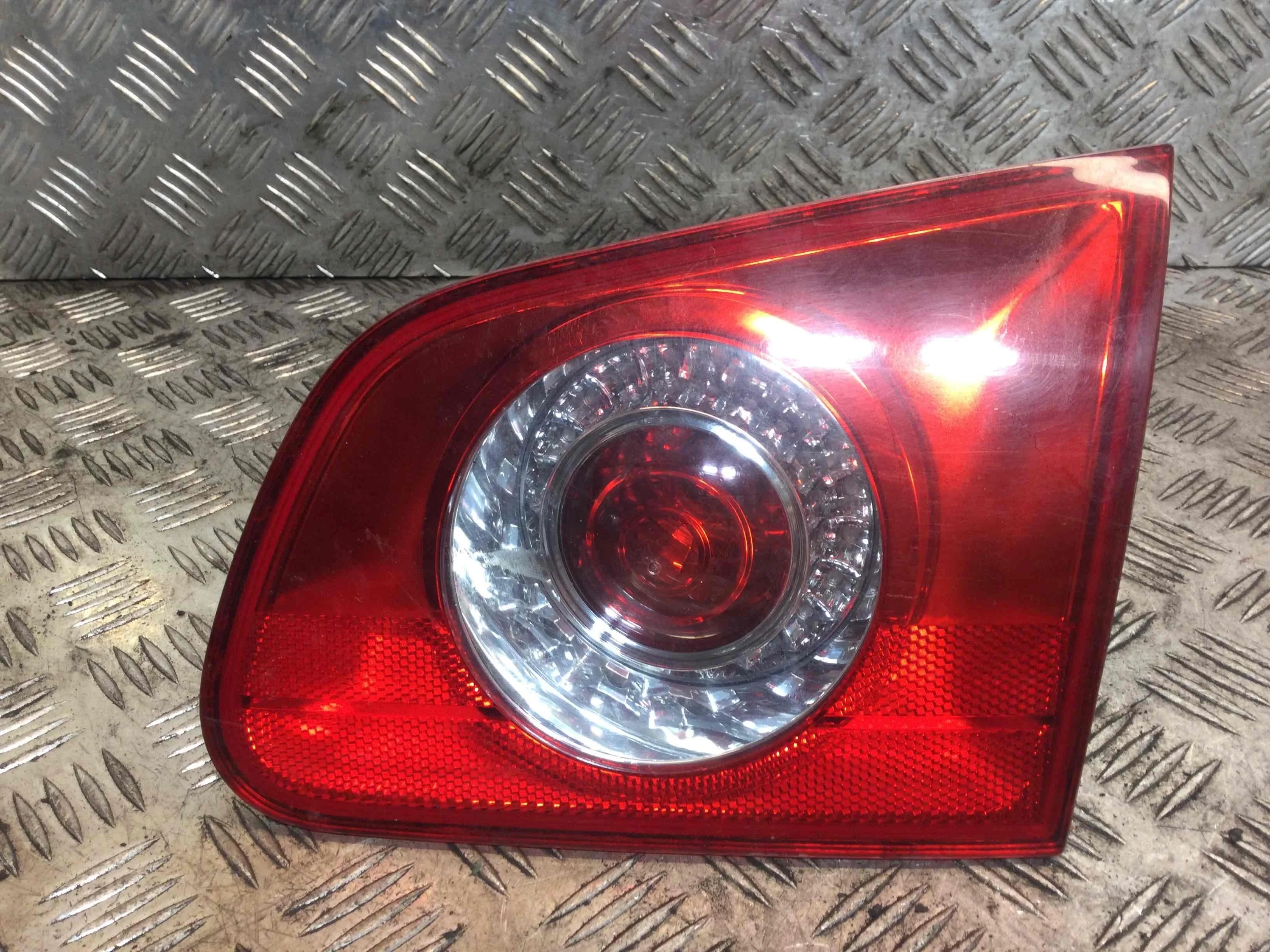 Фонарь крышки багажника правый Volkswagen Passat B6 (2005-2010) дизель 1.6 TDI Механика Универсал